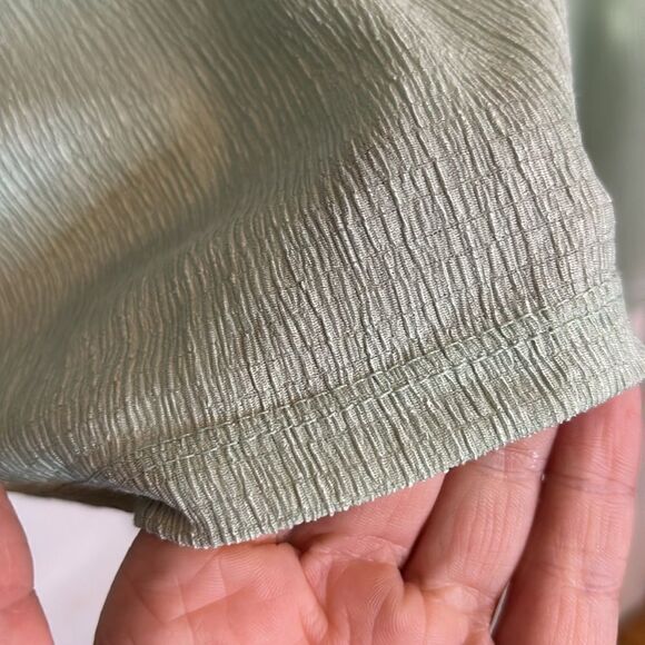 Kikit Women’s green lightweight creped material two piece tank and pant set med - Picture 4 of 8